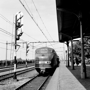 854527 Afbeelding van een diesel-electrisch treinstel DE 3 (plan U) van de N.S. langs het perron te Geldermalsen.